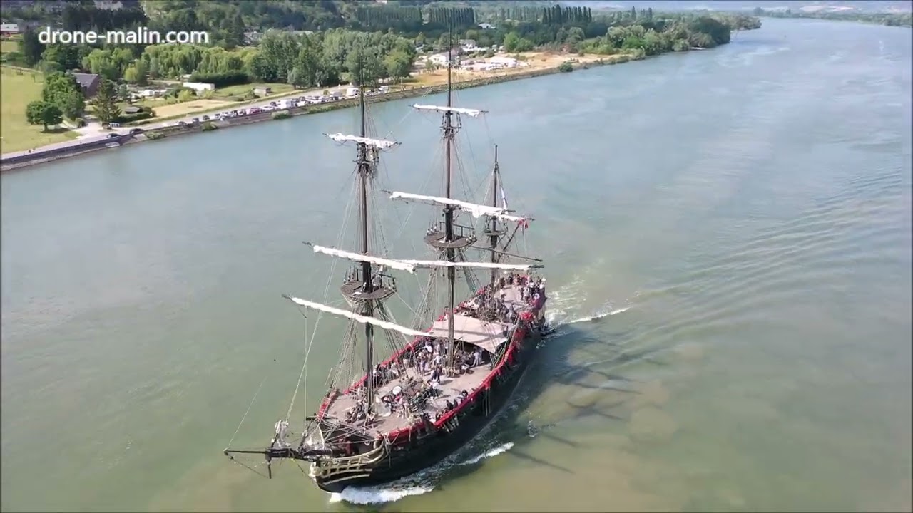 Vue aérienne par drone de l’Étoile du Roy, frégate corsaire malouine