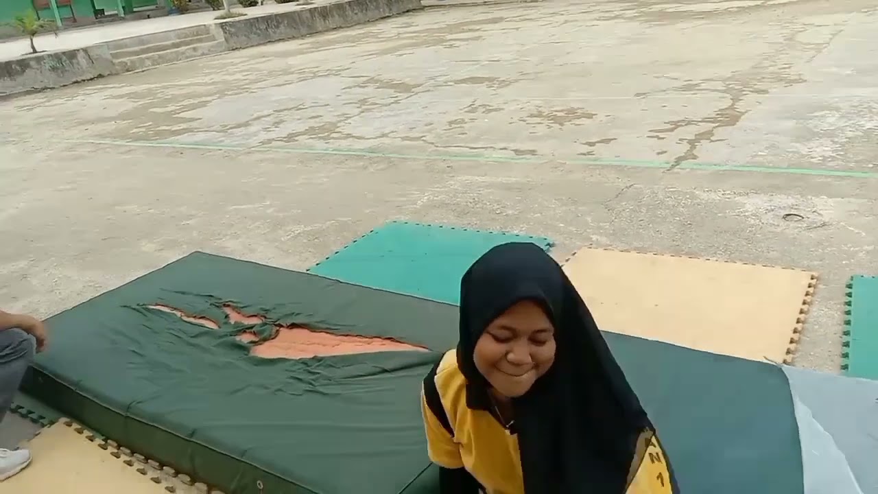 Ujian praktek senam Lantai kelas 12 Mia 2