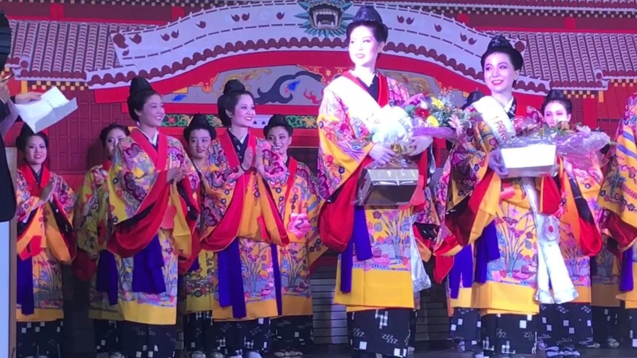 Miki Teruya E Lika Takara entregando as Flores no Miss Okinawa
