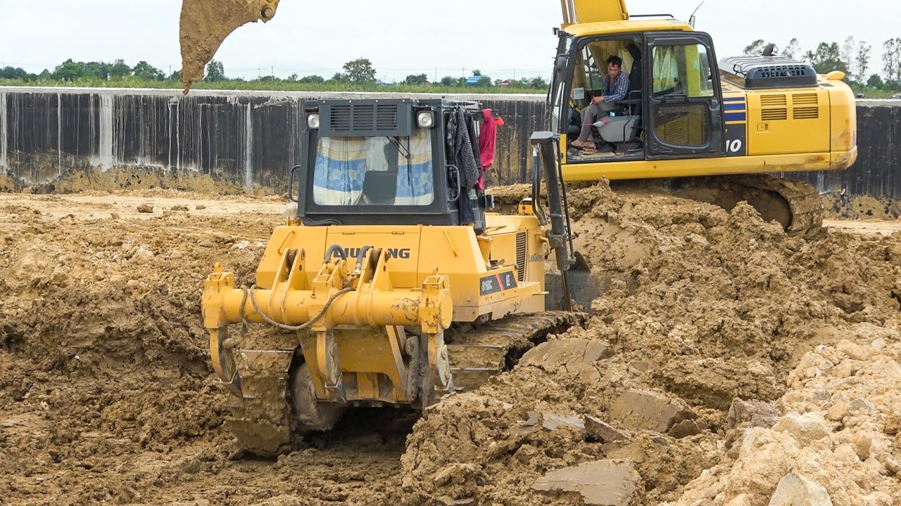 Liugong B160C Bulldozer Pushing Mud - Kumatsu 210PC Excavator Digging Mud Put 5Ton Dump Truck