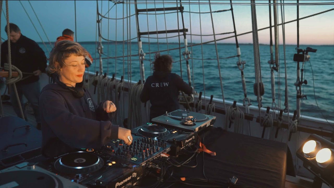 Milou | Más Amor Por Favor | Into the Blue (Germany)