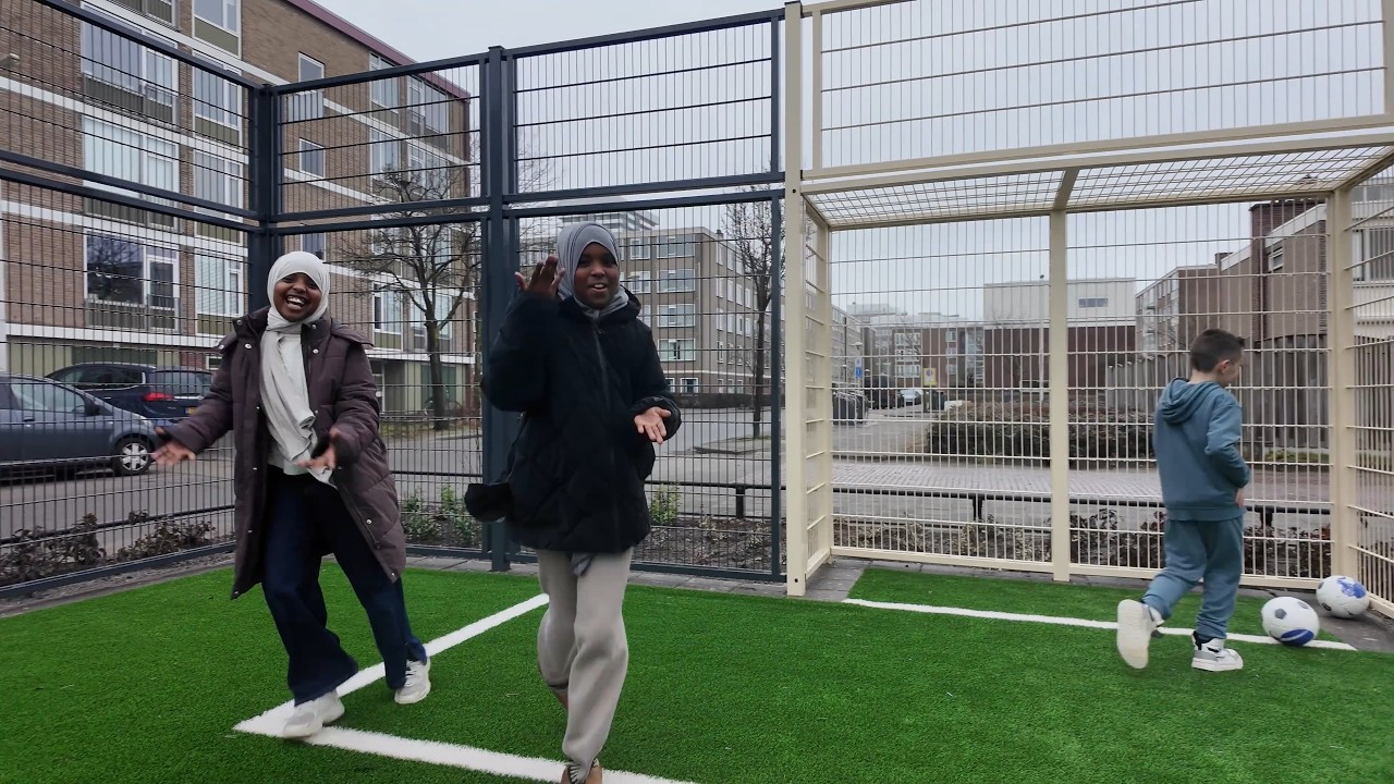 Geen pijn, wel een veld met stip - Hernieuwde speeltuin Van Eysingalaan