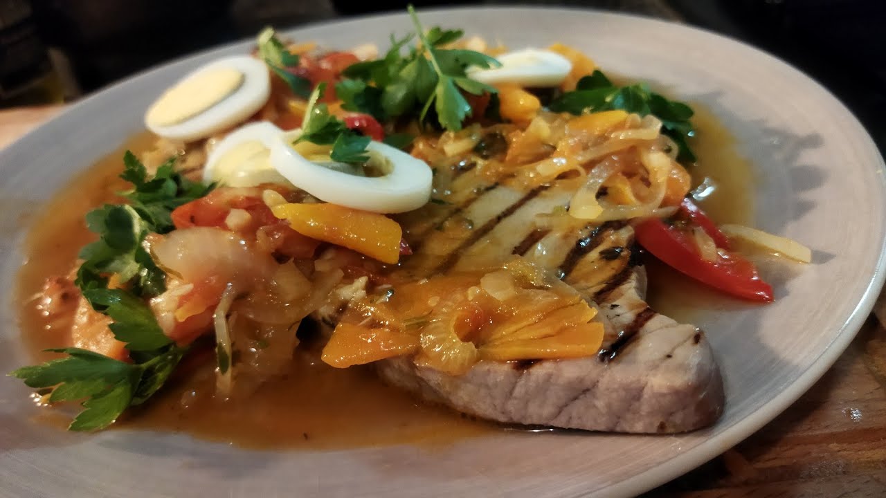 Bife de atum grelhado com molho a escabeche