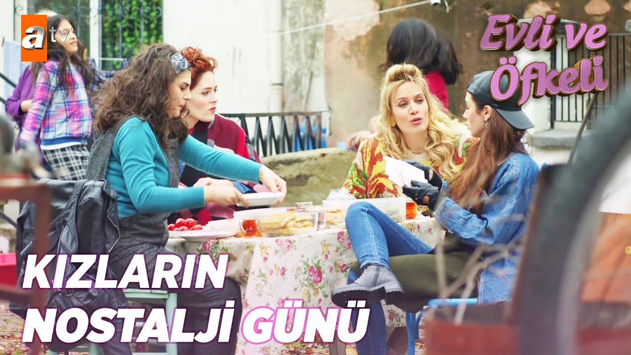 Esra'ya destek için mahalle ziyareti… - Evli ve Öfkeli 9  Bölüm