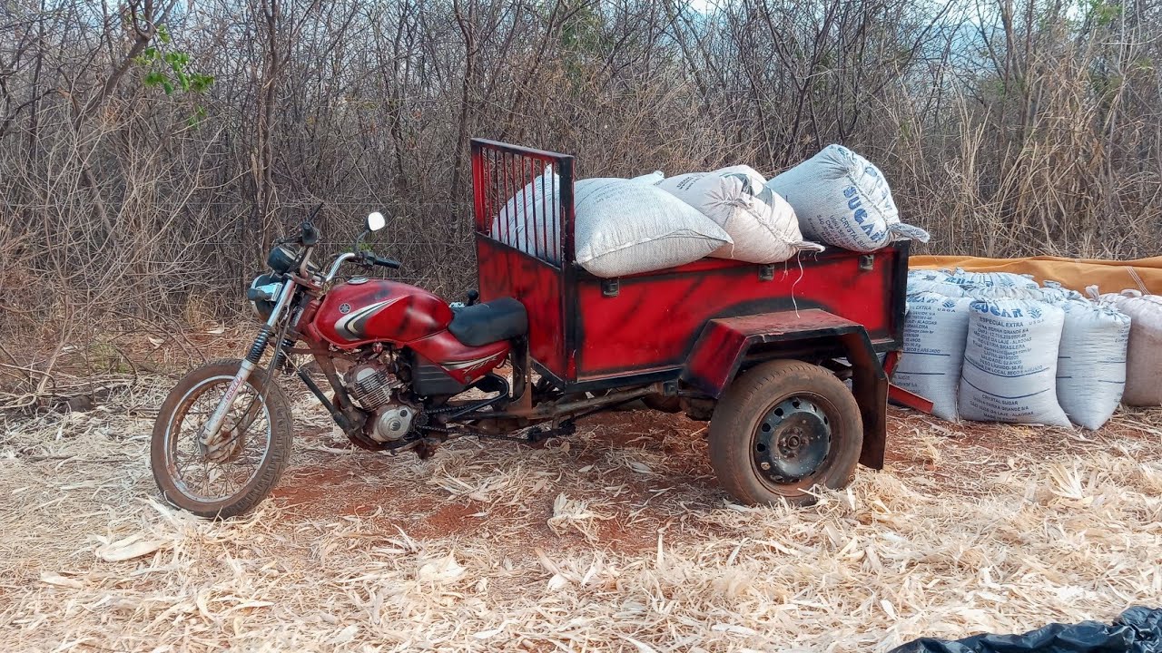 Triciclo de carga com 13 sacos de milho 780 kg quebrou o suporte dos feixe de mola