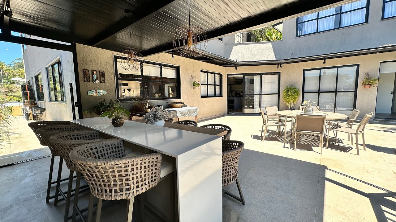CASA NOVA À VENDA COM 5 QUARTOS/ 3 SUÍTES, ÁREA GOURMET EM TERESÓPOLIS/RJ. BRICK IMÓVEIS.