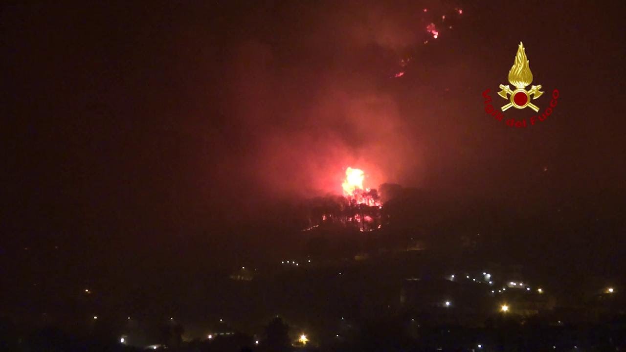 Palermo: i vigili del fuoco spengono il rogo di Altofonte. 400 persone evacuate