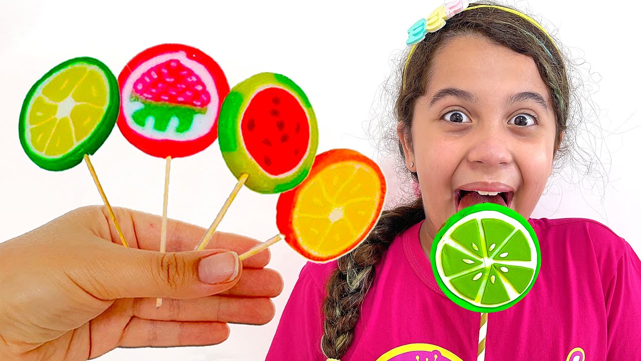 Sarah brinca com pirulitos mágicos de frutas ! Pretend Play Eat Fruit not Lollipops