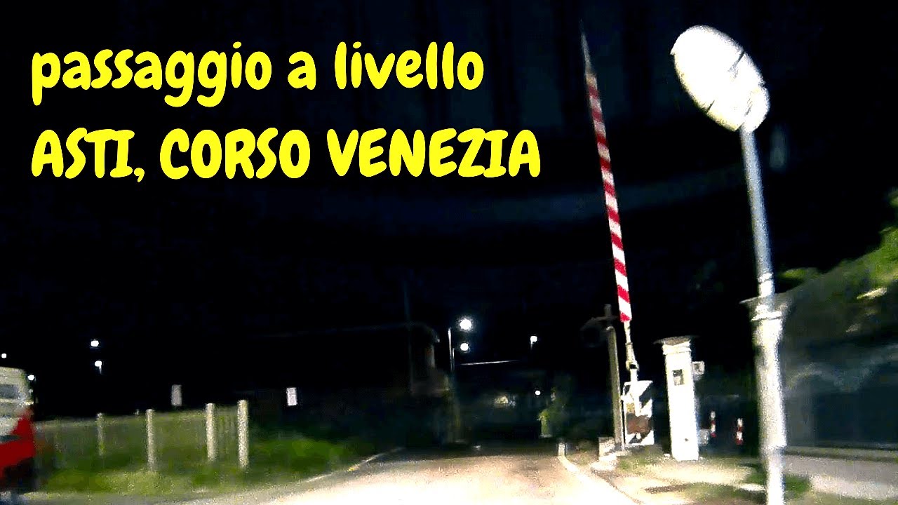 Passaggio a livello Asti, Corso Venezia in notturna #passaggioalivello #levelcrossing # 踏み切り