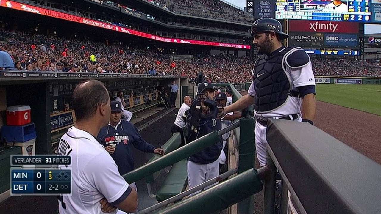 MIN@DET: Avila's mask breaks, receives backup