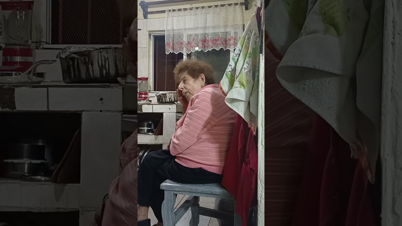 Doña abe contando lo de las cotorras y de las ranas