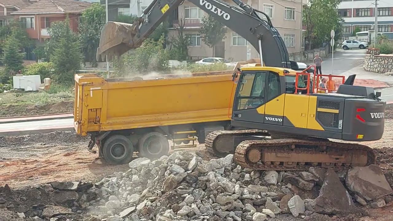 VOLVO EC220EL Ekskavatör Kamyonlara Hafriyat Yüklüyor