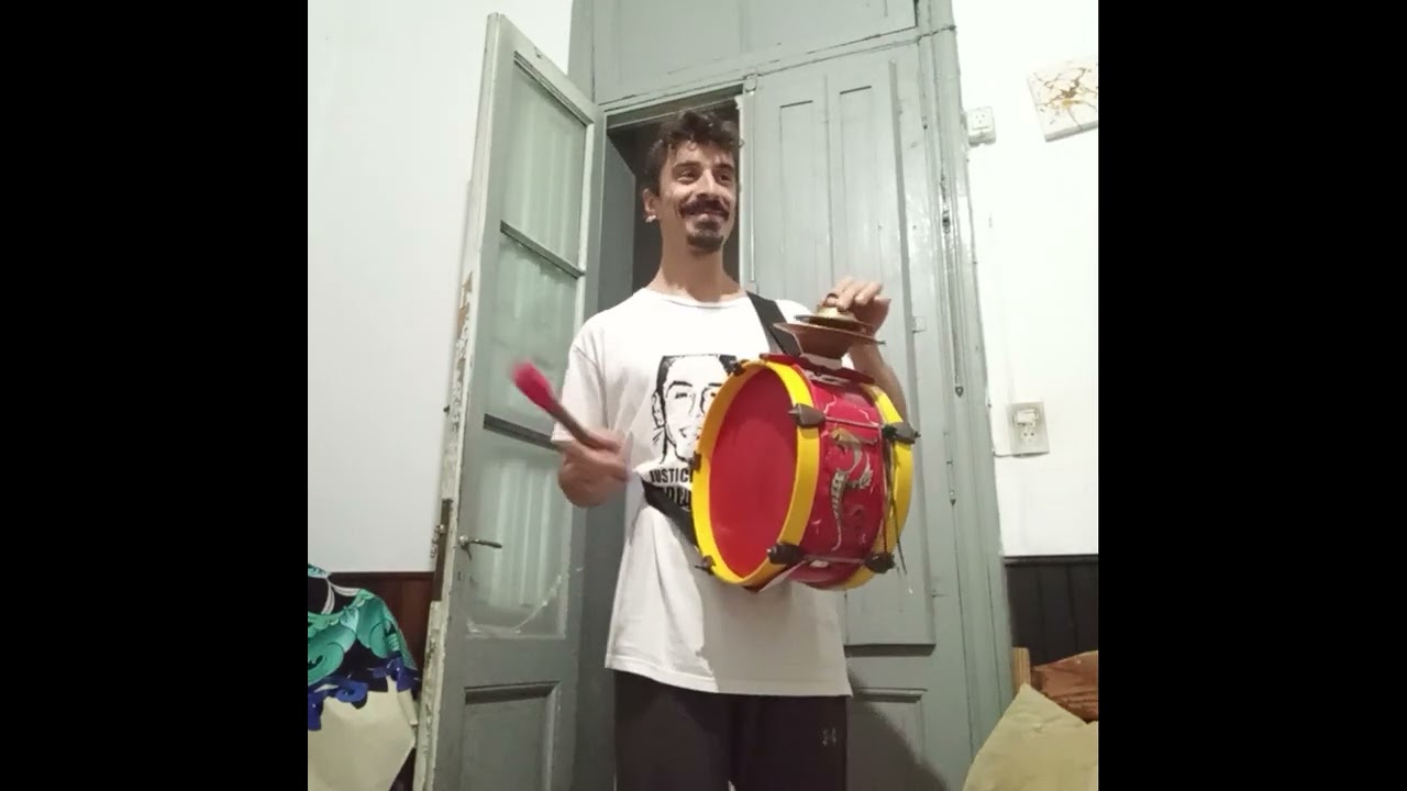 Desfiles y muchos cortes para bombo con platillos. murga aturdidos de evita.