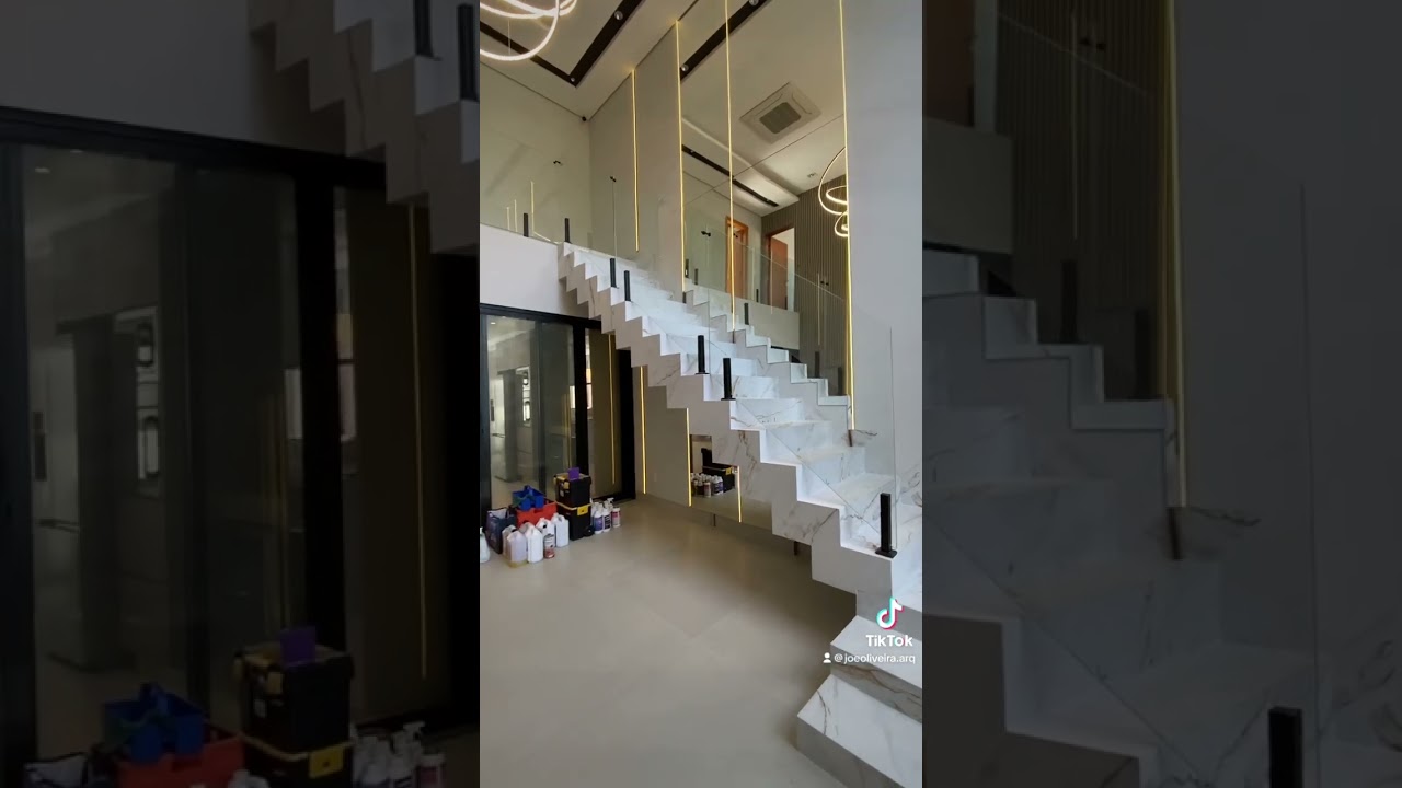 Reta final dessa linda resid&ecirc;ncia! #sobrado #sala #pedireitoduplo #escada #espelho #led