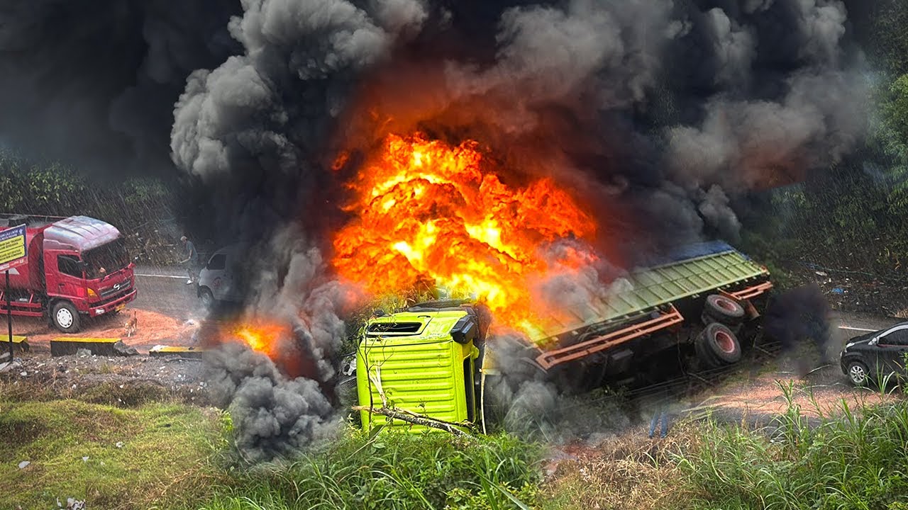 TEREKAM JELAS !!! DETIK-DETIK LEDAKAN BESAR, Truk Blong Rem Terbakar Habis di Sitinjau Lauik