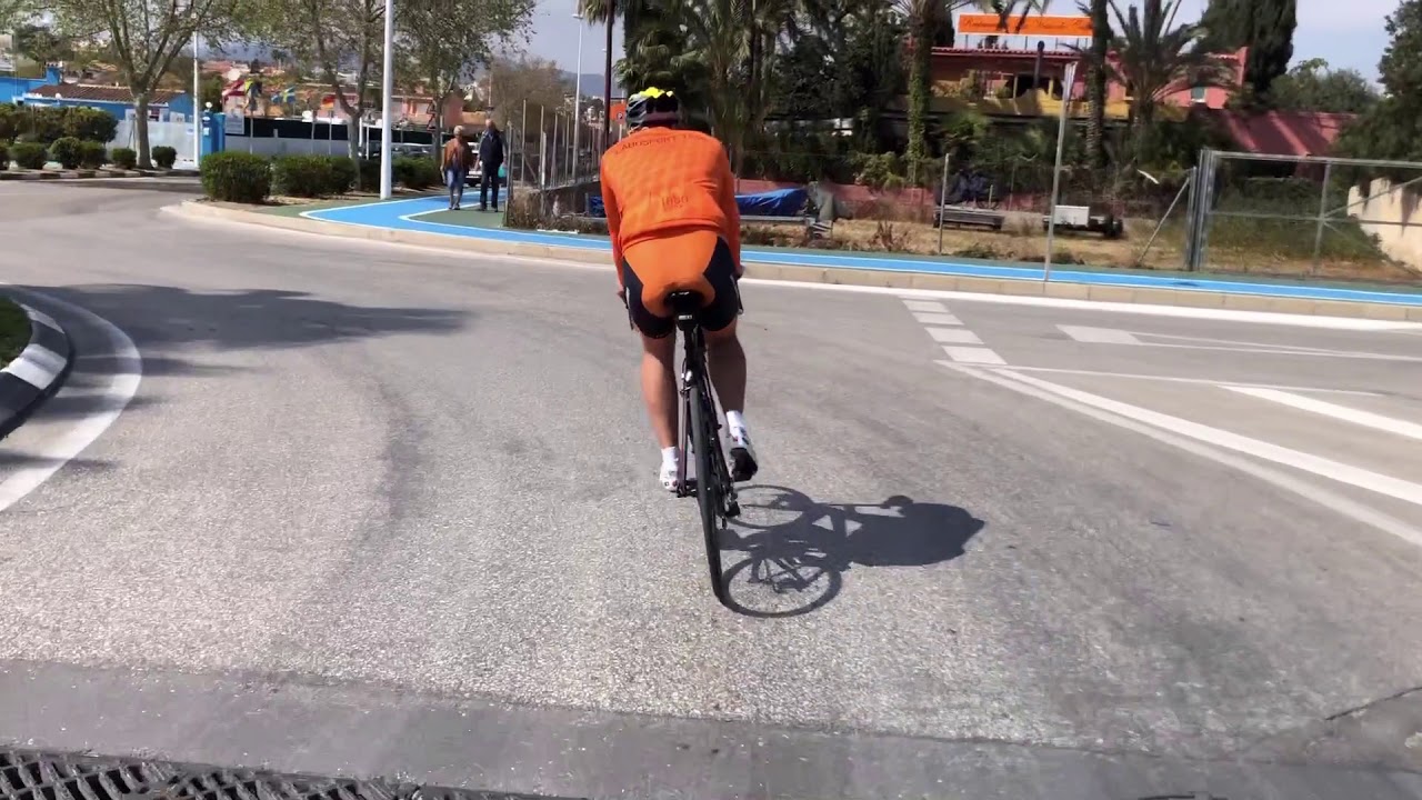 Jak sygnalizować niebezpieczne elementy podczas jazdy na rowerze? #LabosportTeam