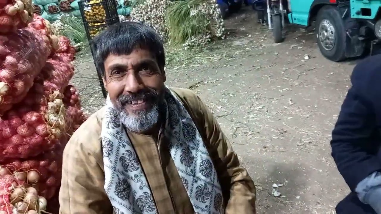 الراجل حلفنى انزله على النت المعلم رشدى والطماطم والبصل 