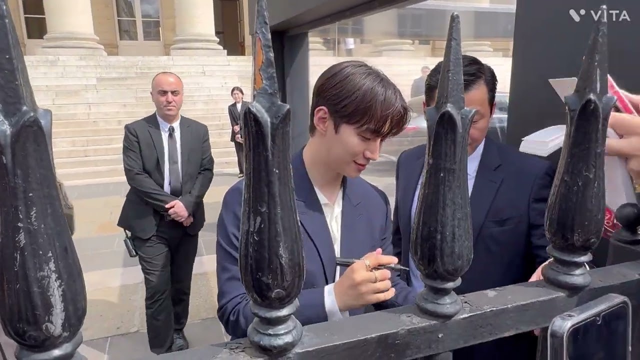 LEE JUNHO 이준호 after show X Piaget150 in Paris sing and take with fans 12/jun/2024