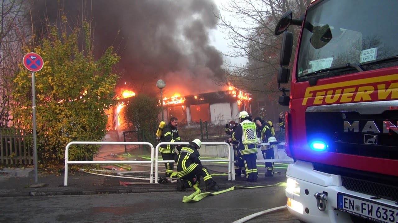 Feuer in Kindertagesstätte in Wetter (Ruhr) - Gebäude steht in Vollbrand