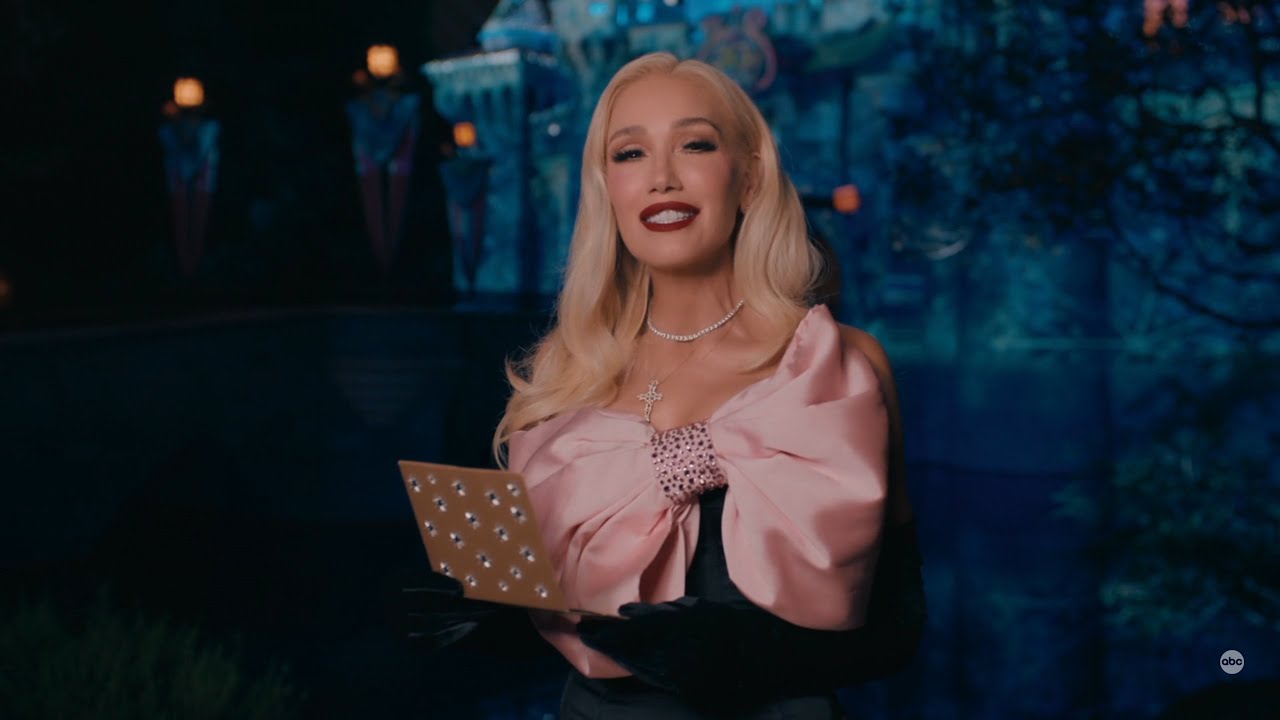 Gwen Stefani performing Shake The Snow Globe and answering a few questions. December 2025