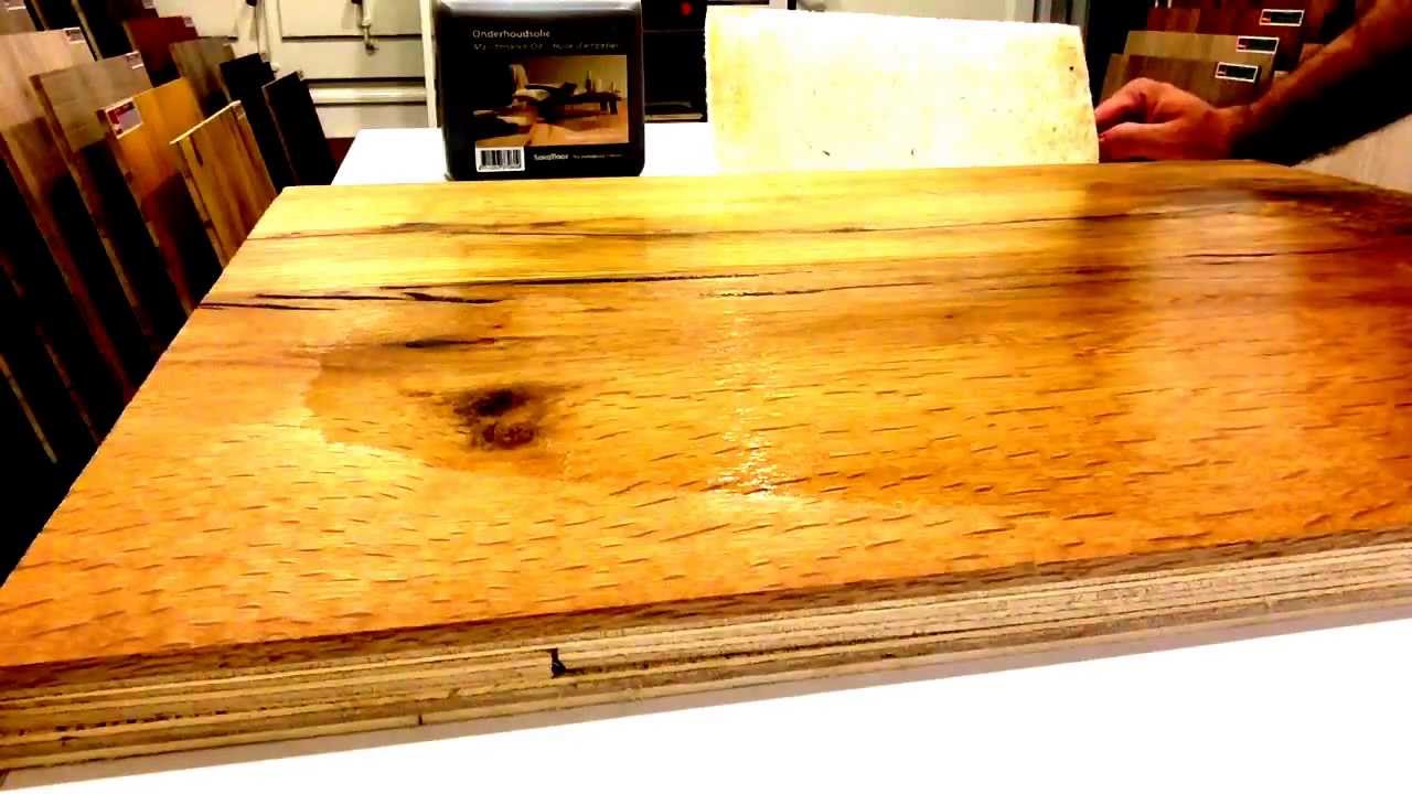 Aplicación de aceite Natural Solidfloor sobre parquet flotante Solidfloor.