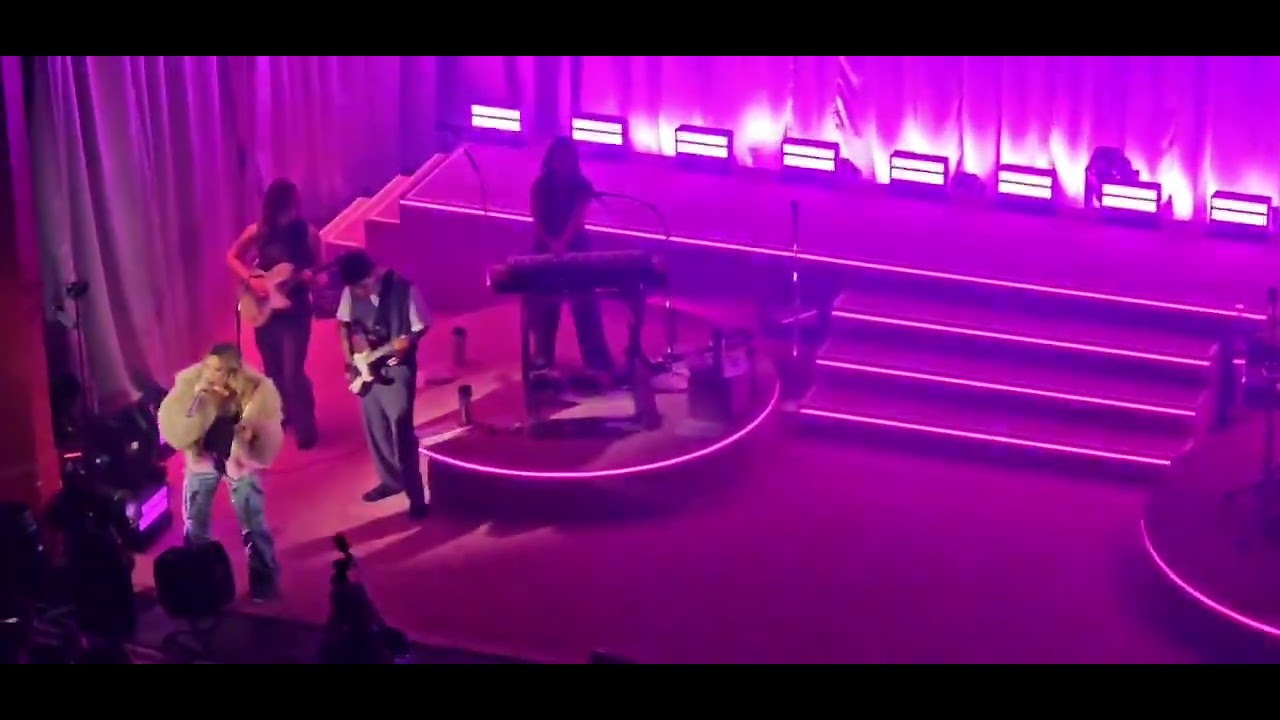 Hilary Duff: Wake up Live@London