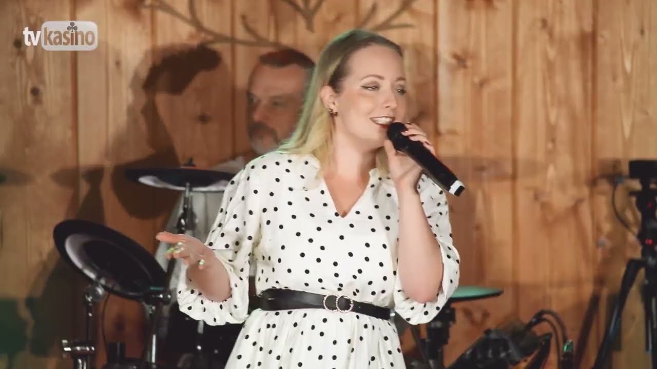 AT Band: Červené šaty