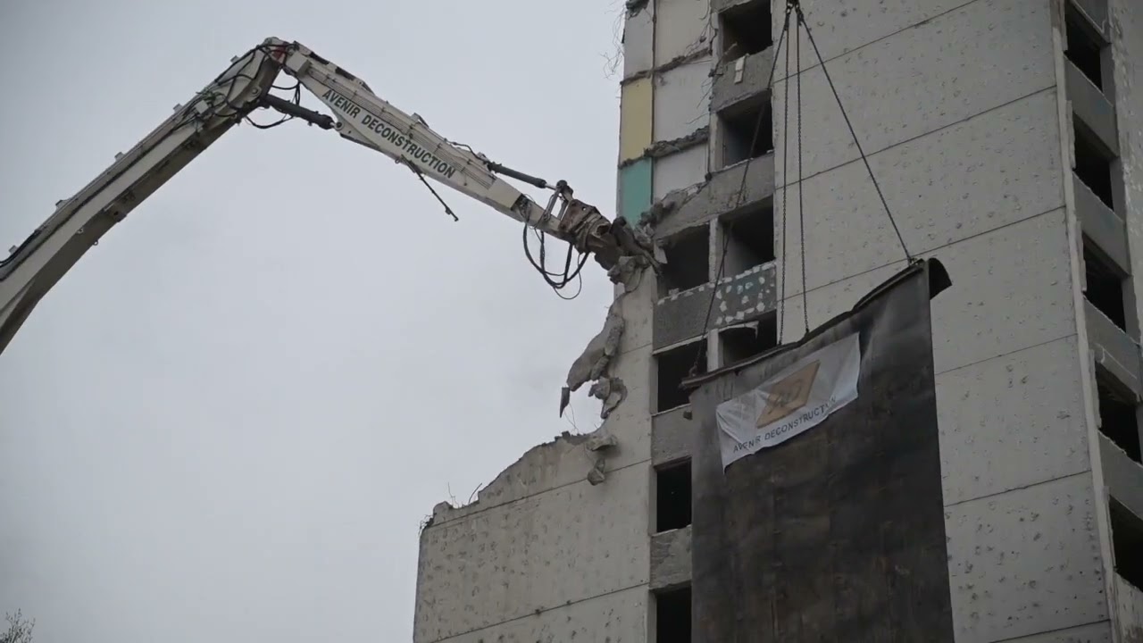 Destruction de la tour Isabe à Pau par la pelle géante surnommée Godzilla