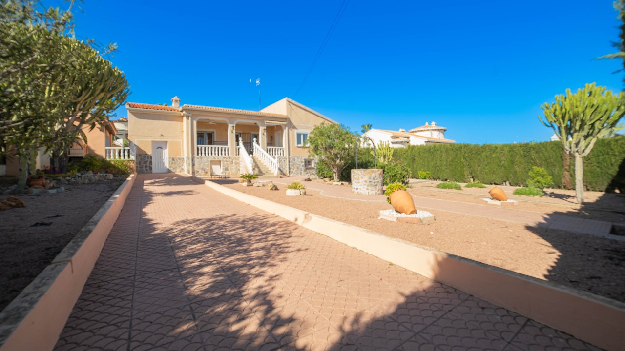 Fantastic detached villa with large plot in Ciudad Quesada | 535.000 €
