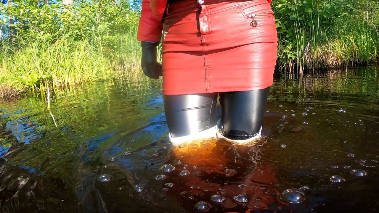 wet high leather boots, wet leather leggings and leather skirt, wet short red jacket in deep water