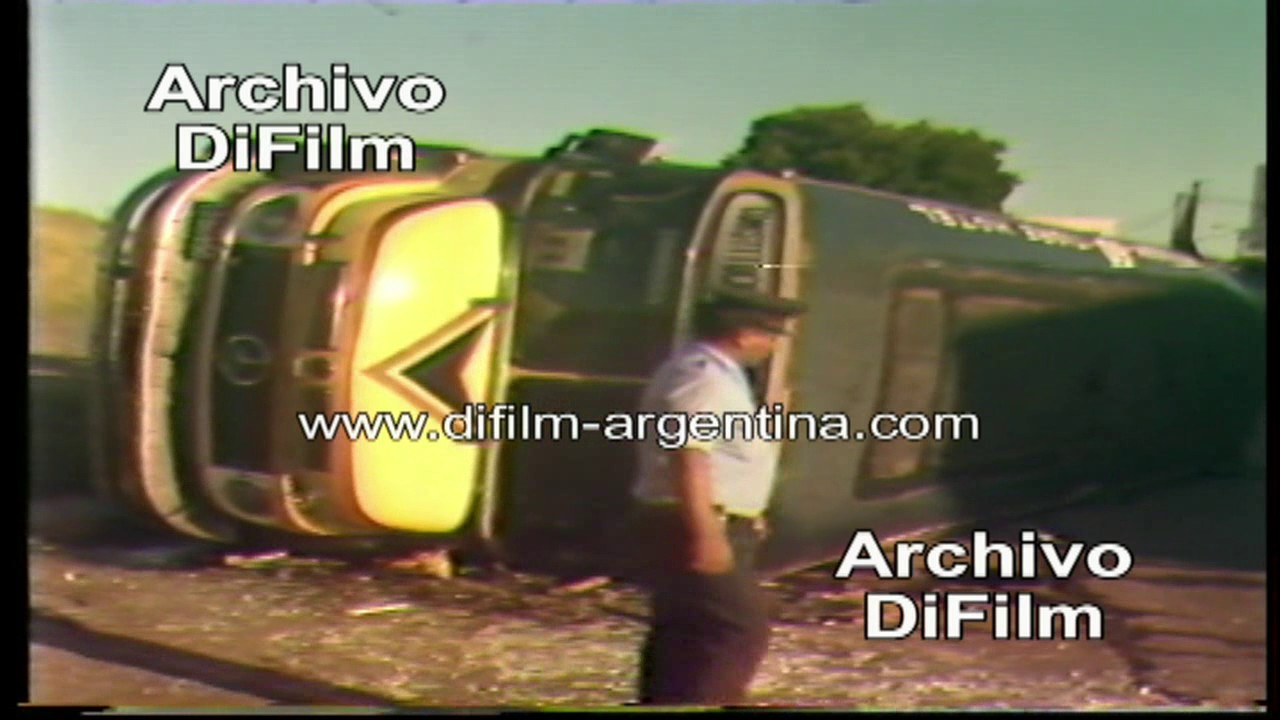 Tanque choca contra Colectivo Linea 60 - Alzamiento Militar Carapintada - DiFilm (1990)