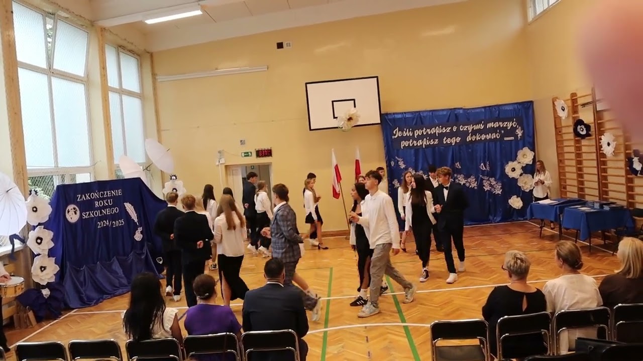 Ostatni Polonez w wykonaniu uczniów klas 8