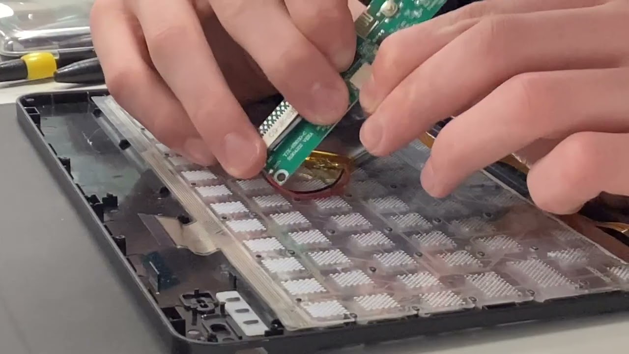 Dismantling my iPad‘s keyboard (at school)