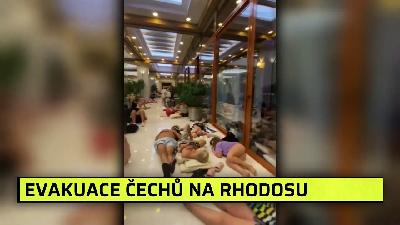 Spali jsme na zemi, máme jen plavky, popsala Češka peklo na Rhodu. Požár se neustále šíří