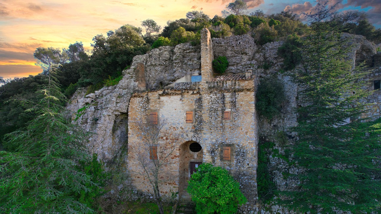 Village de Lirac 30126 - Chapelle de la Sainte Baume HD