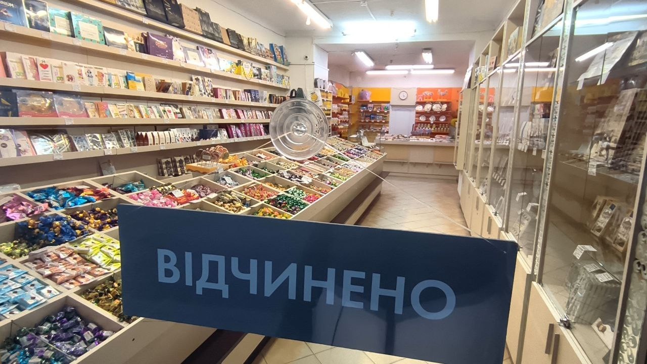 Шокуюче порожні вулиці у центрі Львова, ніхто нічого не купує в магазинах, не їсть і не п'є в кафе