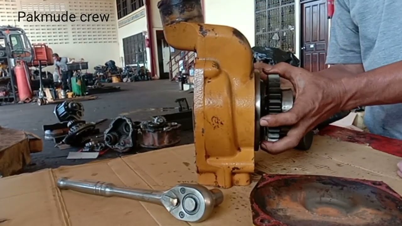 Не игнорируйте утечку в водяном насосе бульдозера Caterpillar P6GXL.