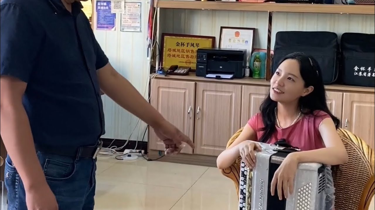 Accordion 女孩扮猪吃老虎逗琴行老板