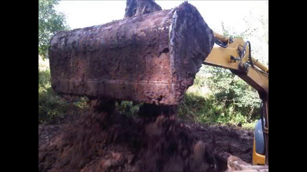 Mini Digger in Action - Komatsu PC27 - digging out a pond