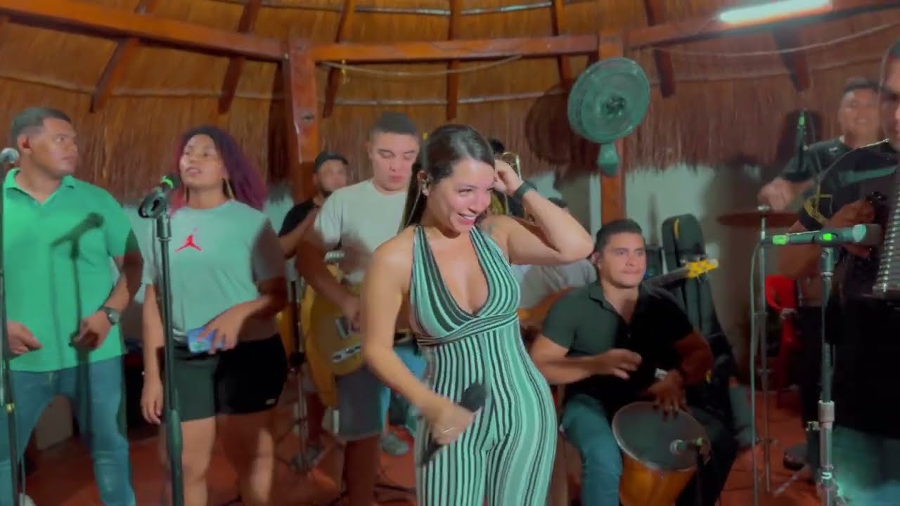 Ni De Aqui A La Esquina - KARINA GONZALEZ (ENSAYO)