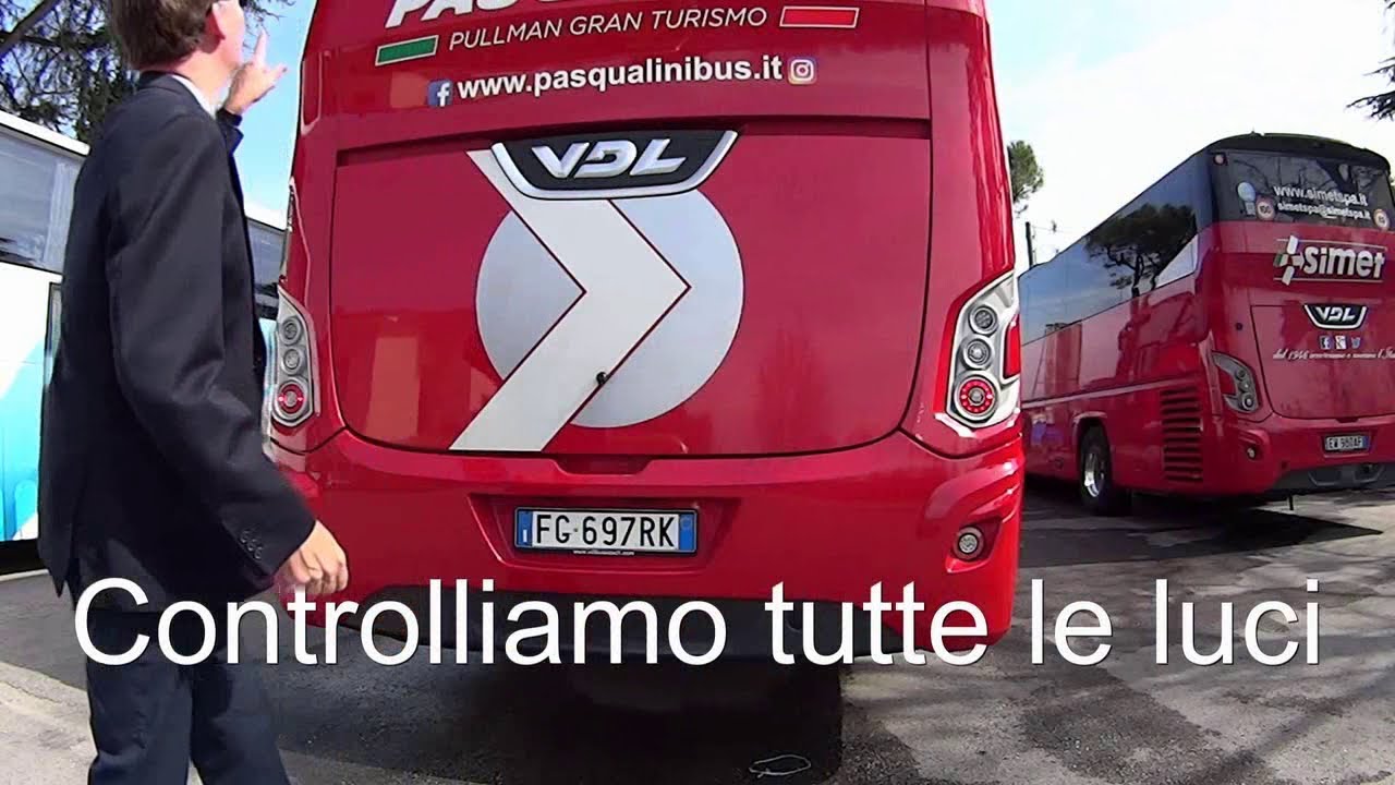 autista di autobus controlli prima di affrontare un viaggio