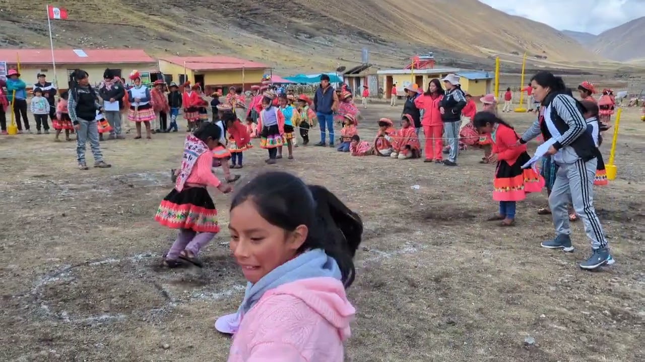 페루 산골마을 해발 3900미터 Challuccocha 학교에서 고산 12개 학교가 모여서 운동회를 했습니다.