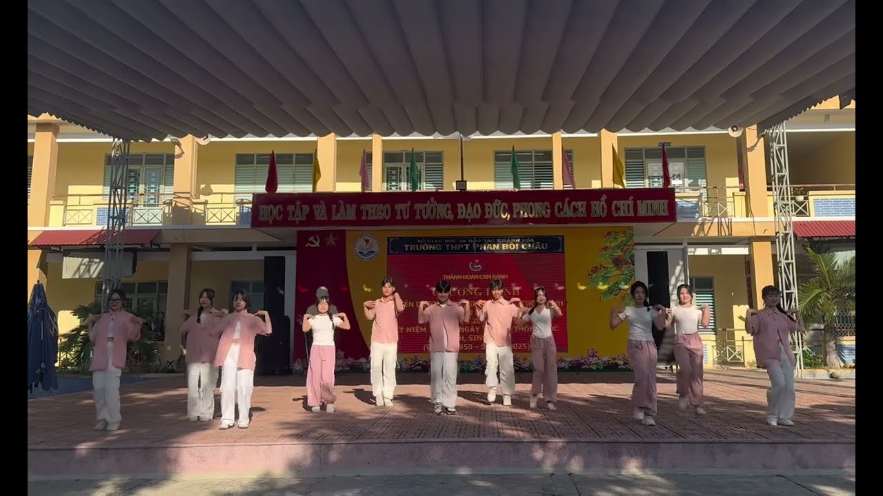 [ UNIQ ] Đi Giữa Trời Rực Rỡ | Nhảy Hiện Đại Học Đường