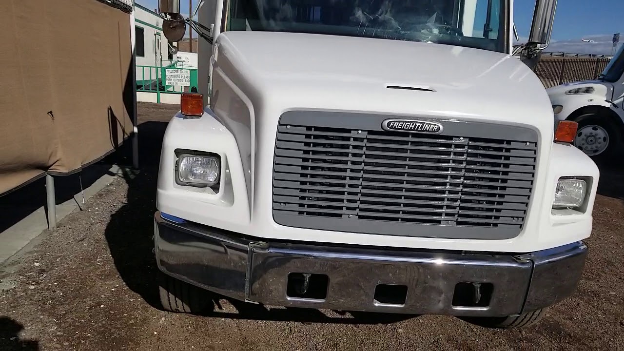 2000 Freightliner FL70 Sportdeck