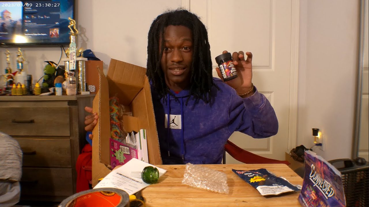 EVERYTHING 420 MYSTERY BOX REVIEW!!! SHROOMS + BONG HITS!!!