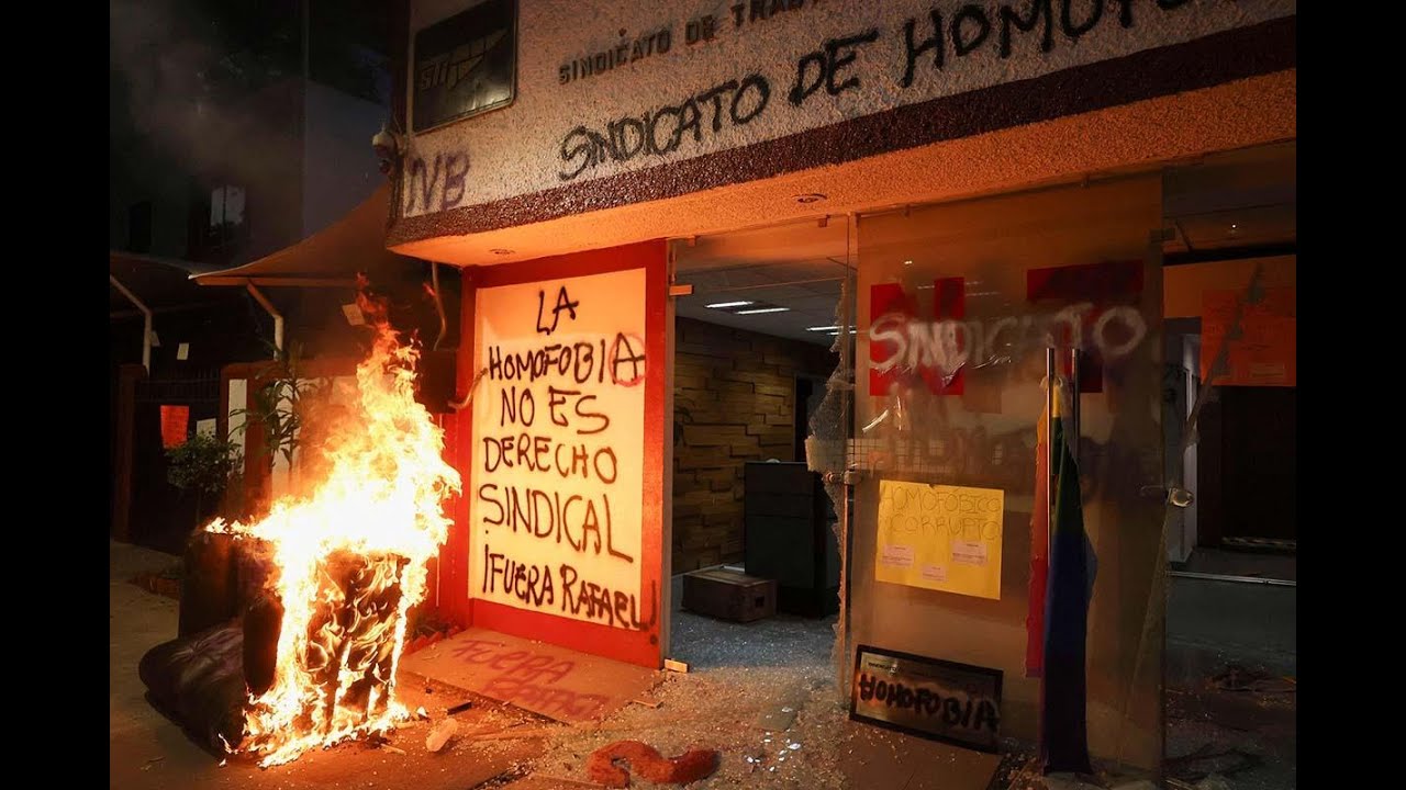 Colectivos LGBTQ protestan en el sindicato del Infonavit por homofobia