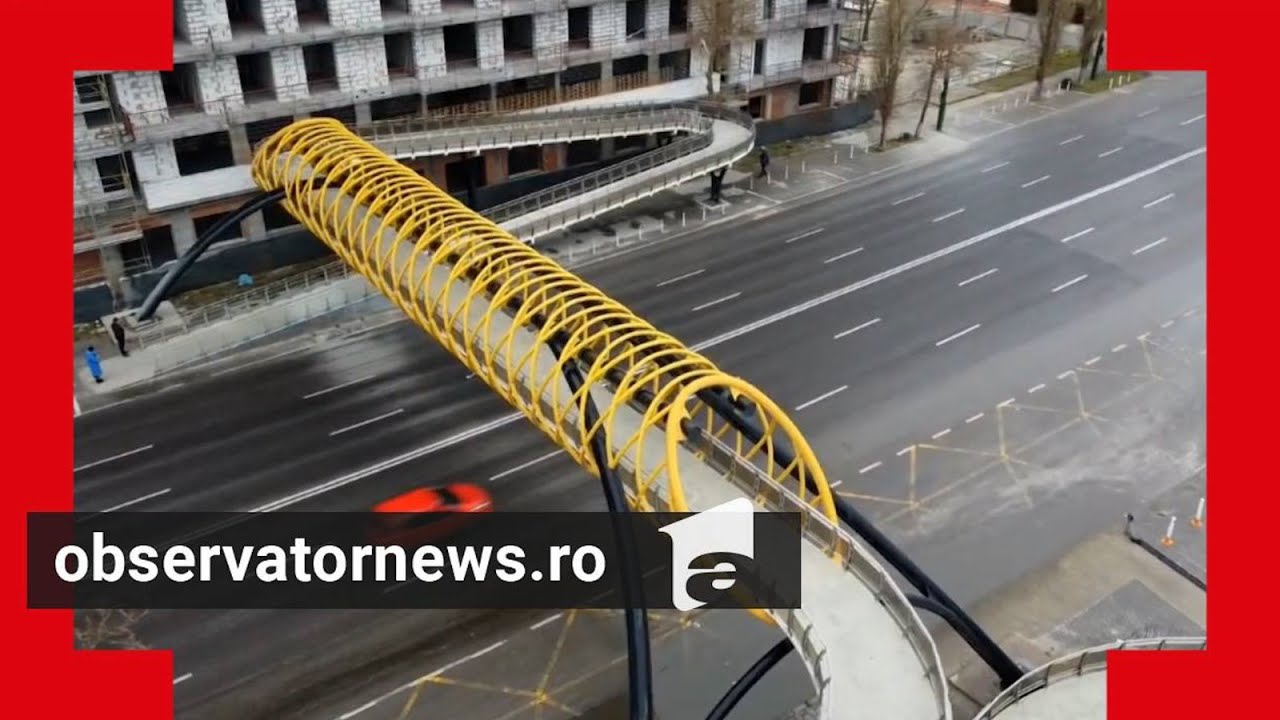 Blocul din România construit lipit de o pasarelă. Turiştii văd tot în apartamente