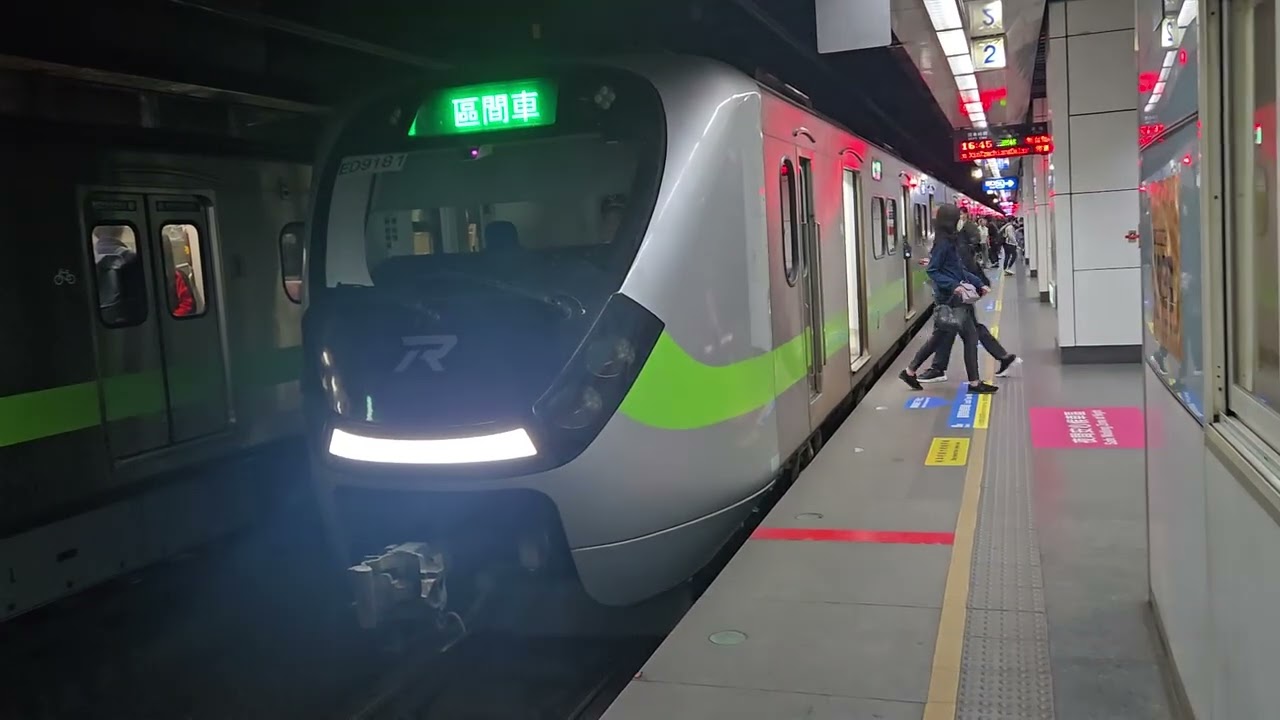 2194次嘉義發車經由山線開往基隆的銀綠色微笑號EMU900型十輛一編組EMU930區間車，和1227次基隆發車經由山線開往苗栗的銀綠色微笑號EMU900型十輛一編組EMU918區間車