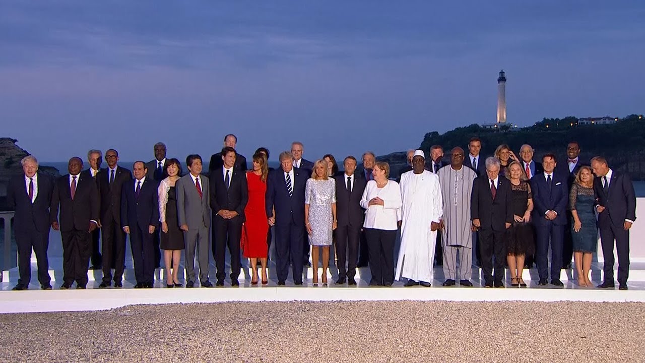 World leaders pose for G7 'family photo'