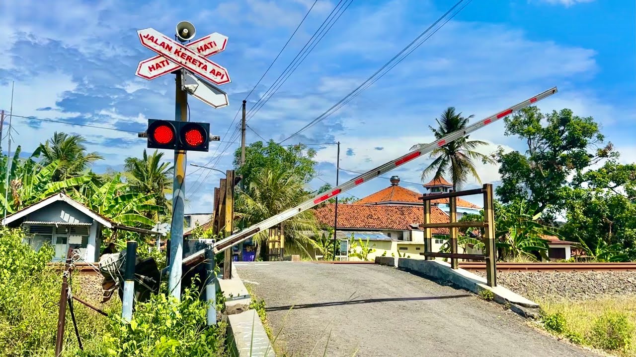 Perlintasan Unik Kereta Api Argopeni Kebumen, Jawa Tengah
